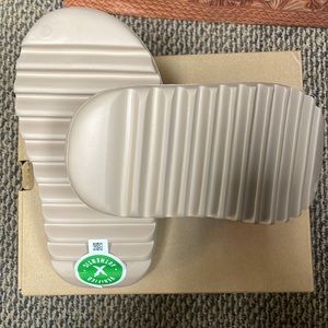 Adidas Yeezy Slide Pure sz4 men /sz 5.5 women